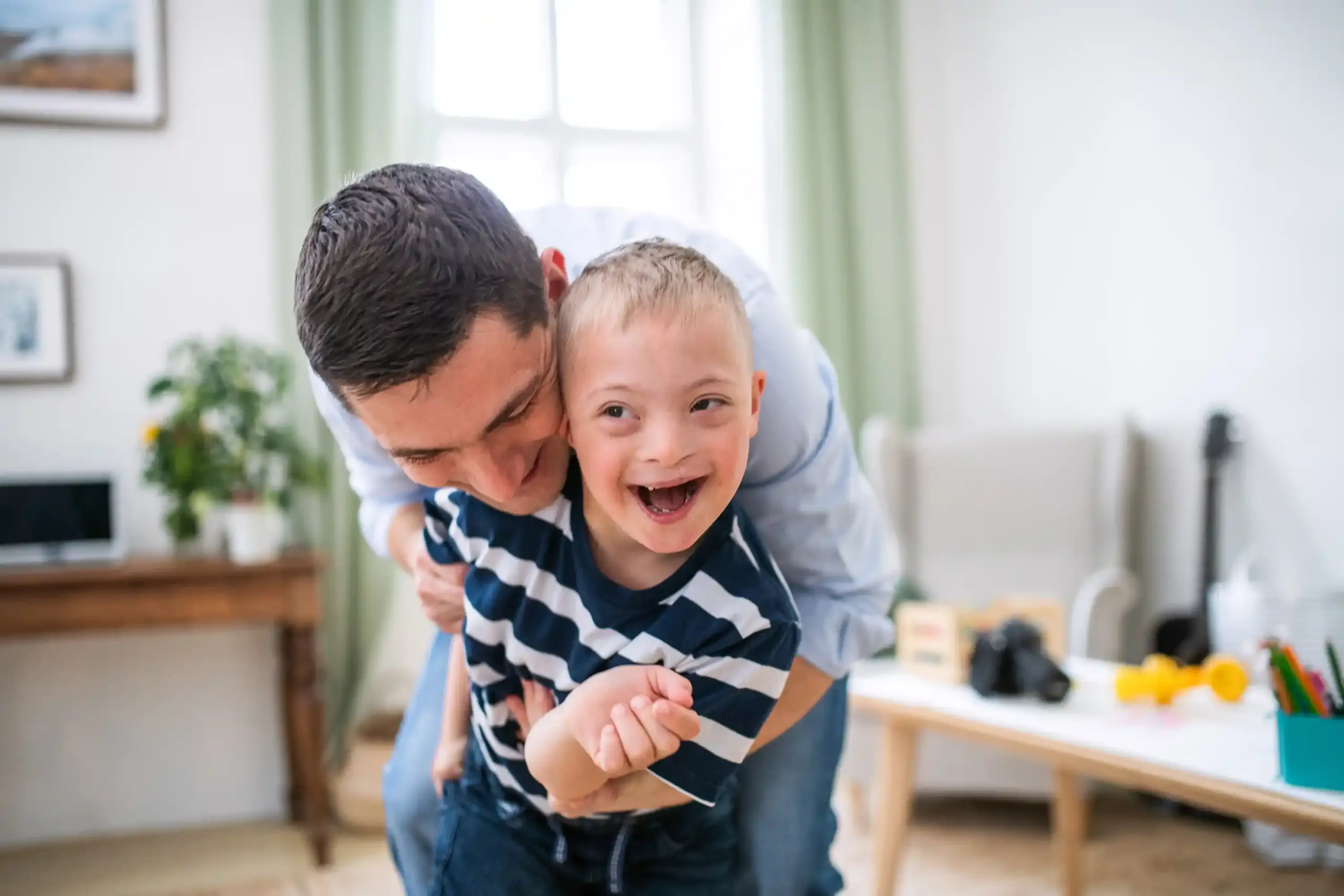 padre e hijo jugando